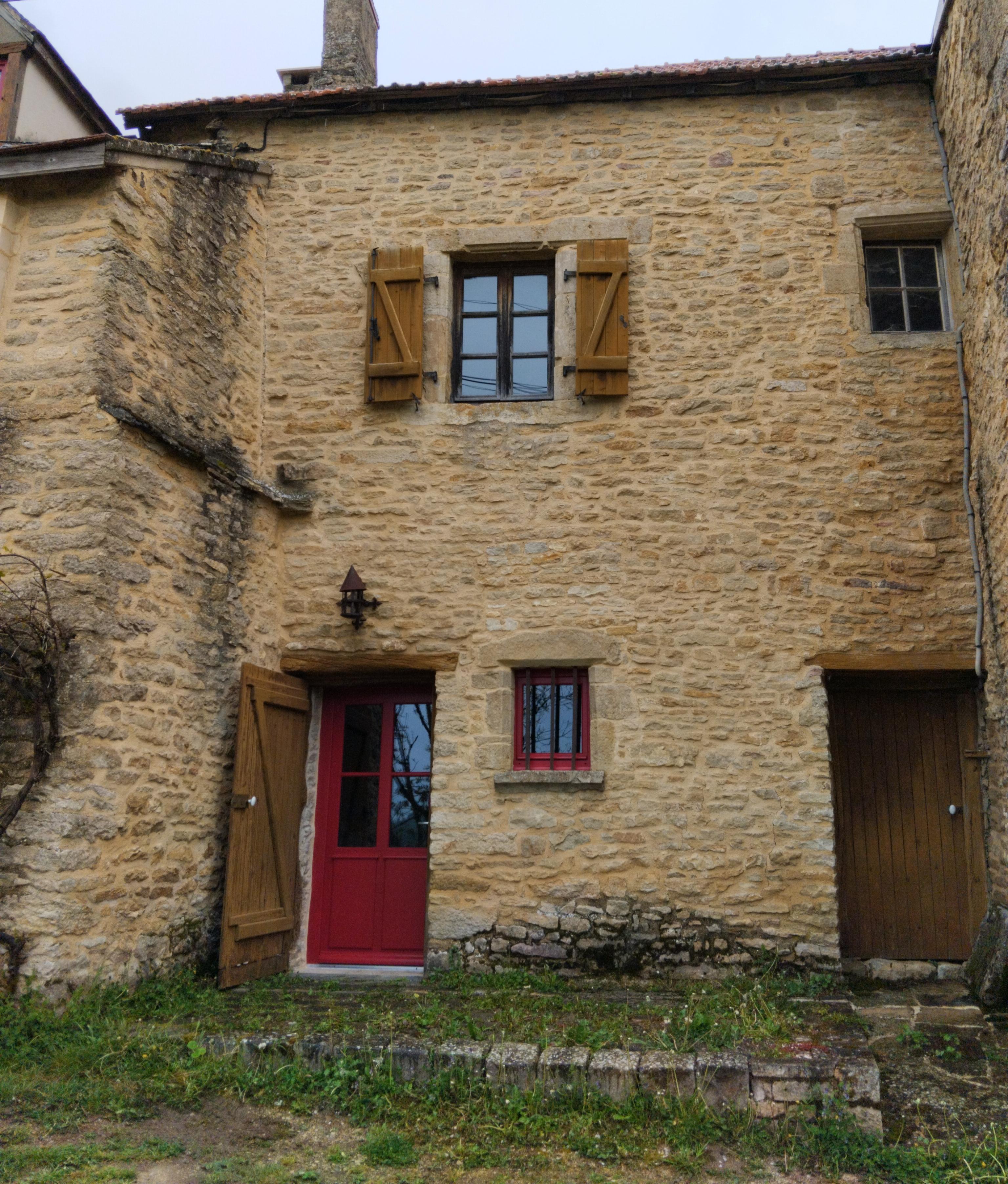 Façade du gîte – pierre et porte rouge