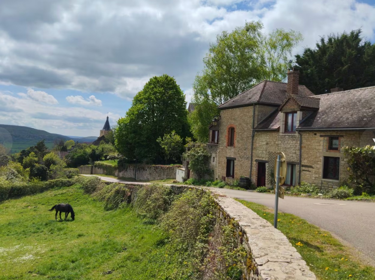 Vue sur Châteauneuf-en-Auxois – village médiéval Bourgogne Côte-d'Or